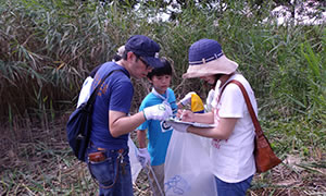 荒川河川敷の清掃活動