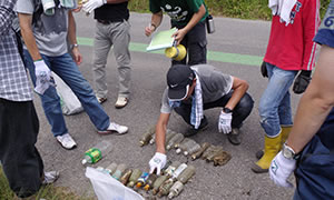 荒川河川敷の清掃活動