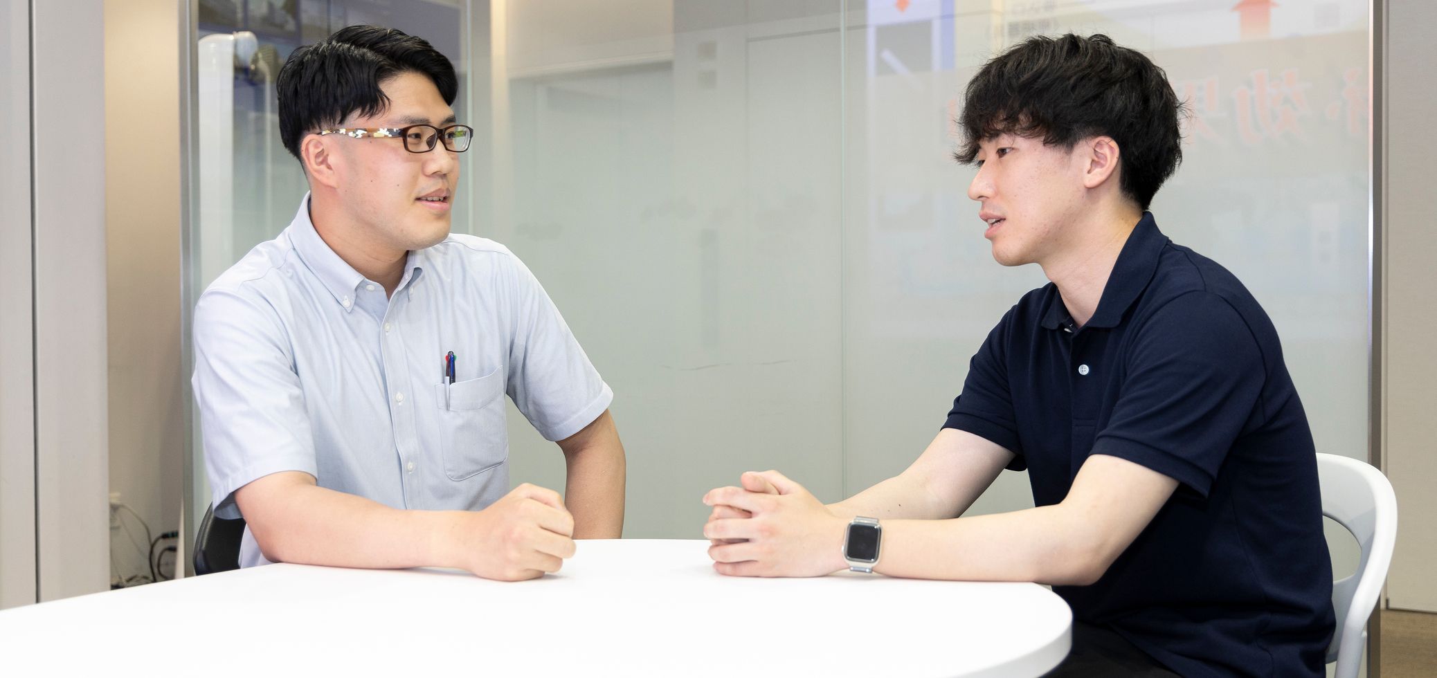 先輩社員 × 後輩社員